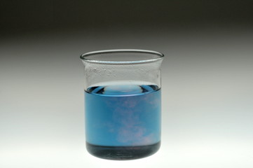 ビーカに入ったマロウのハーブティーにレモン果汁を入れた瞬間