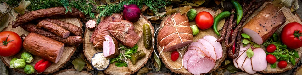 Zelfklevend Fotobehang Vlees Assortiment vleeswaren: worstjes, ham, spek
