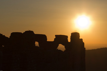 Obraz premium Mauersilhouette bei Sonnenuntergang