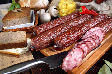  Swojska wędlina. Sucha kiełbasa, pasztet w kompozycji.