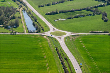 vue a&eacute;rienne d'un croisement de routes pr&egrave;s de Nevers dans la Ni&egrave;vre en France