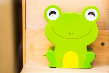 Jouet en bois en forme de grenouille