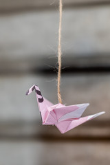 Origami suspendu en forme d'oiseau