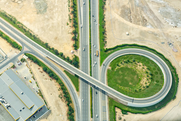 Obraz premium Widok na skrzyżowanie dróg w Dubaju, Zjednoczone Emiraty Arabskie