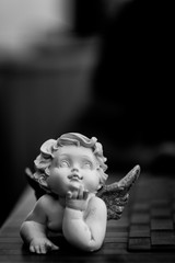 Petite figurine ange pensif