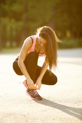 Naklejka premium Hot fitness brunette girl posing at sport photoshoot
