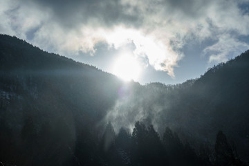 強風で雪が舞う