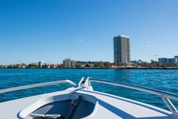 Obraz premium city view from fishing boat 