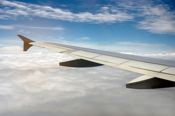 Obraz premium Airplane wing on the sky