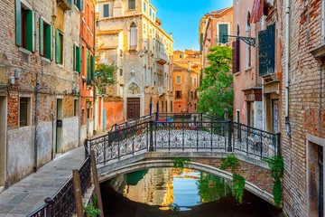 Fotobehang Smal kanaal met brug in Venetië, Italië. Architectuur en mijlpaal van Venetië. Gezellig stadsbeeld van Venetië. © Ekaterina Belova
