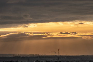 Obraz premium Cloud formations from Langdon Hills, Essex. with the Sun behind the clouds and Kent in the distance.