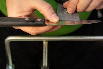 Setting the sharpening angle on the knife holder.