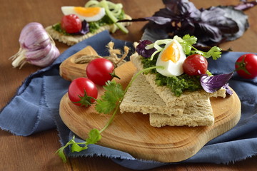 Sandwiches with pesto, boiled egg and vegetables