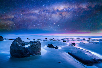Milkyway at boulder moeraki, New Zealand © mawardibahar