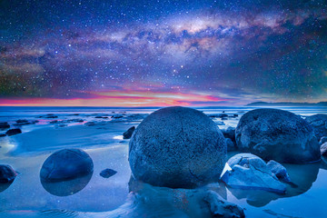 Milkyway at boulder moeraki, New Zealand © mawardibahar