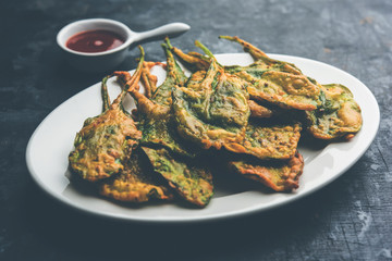 Crispy Palak/spinach Leaves pakoda or pakoda