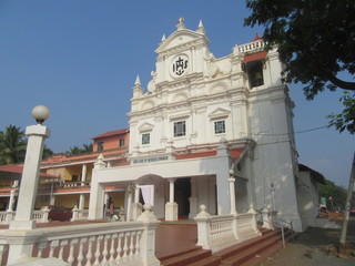 Katholische Kirche und Friedhof von Colva / Goa in Südindien