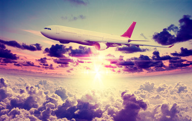 Paisaje de atardecer.Concepto de viaje en avión y destino turístico.Volando por encima de las nubes.