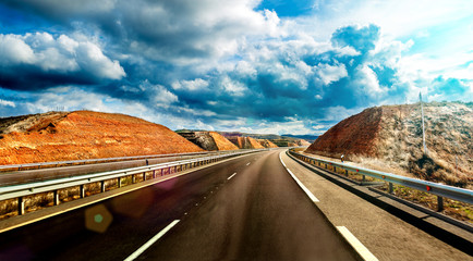 Viajes por carretera y entretenimiento.Paisaje escénico de autovía y cielo nuboso.Concepto de...
