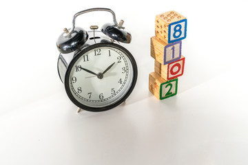 Clock and cube with 2018  letter.