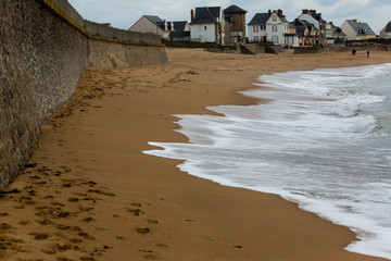 Mur de protection sur la plage