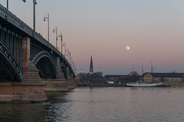 Der Supermond über dem Rhein bei Mainz