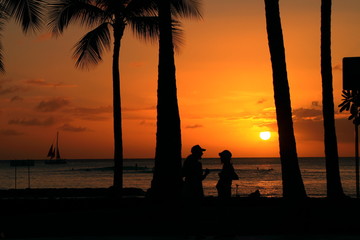 ワイキキビーチの冬の夕暮れ2月のワイキキビーチ　Waikiki Sunset