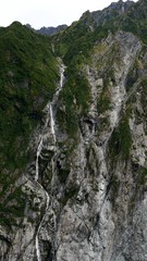 Fototapeta na wymiar Wasserfall am Franz-Josef Gletscher