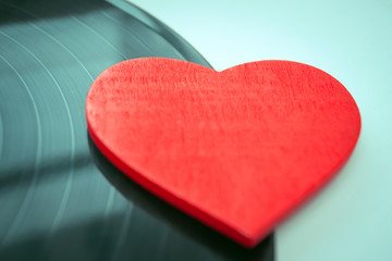 Obraz na płótnie Canvas heart and vinyl record, valentine's day concept 