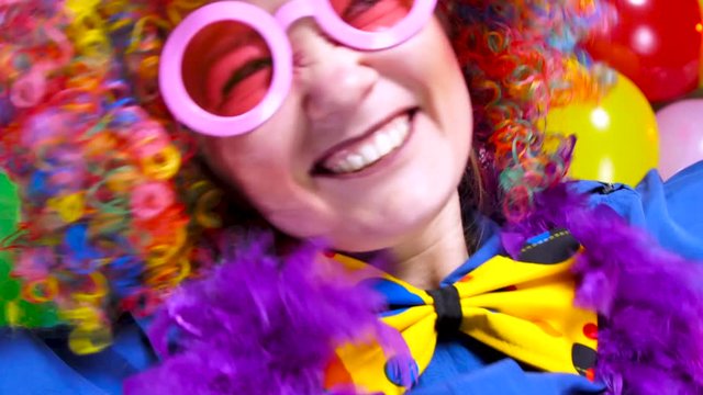 Frau in Karnevalstimmung (video 4k)