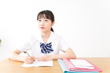 制服姿で勉強をする若い学生