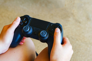 [Japan] girl's hand with Game controller (No.6759) © show999