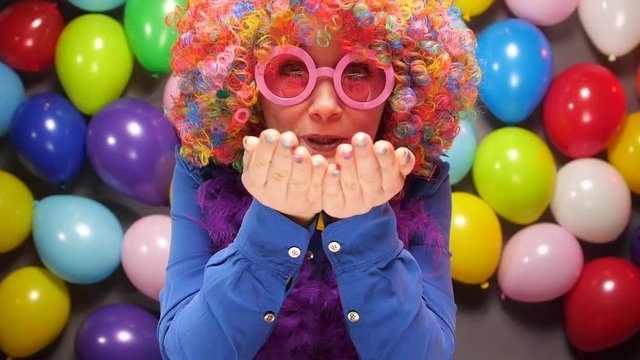 Frau in Karnevalstimmung (video 4k)