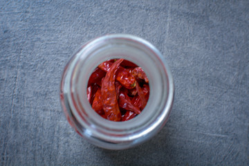 rote schafte getrocknete Chilli im Glas in der Küche