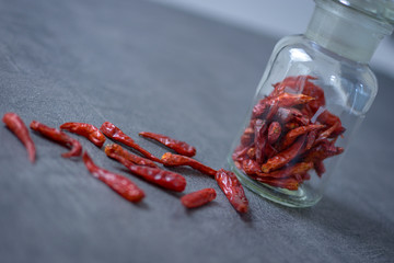 rote schafte getrocknete Chilli im Glas in der Küche