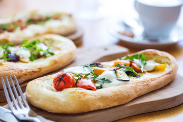 Frische Italienische Focaccia mit verschiedenen Gemüsen.