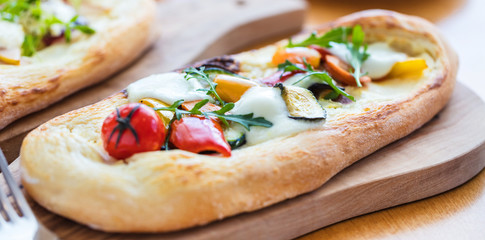 Frische Italienische Focaccia mit verschiedenen Gemüsen.