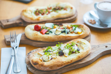Frische Italienische Focaccia mit verschiedenen Gemüsen.