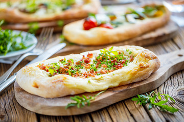 Frische Italienische Focaccia mit verschiedenen Gemüsen.