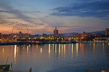 panorama serale dal porto di Malaga in Spagna. Situato vicino al centro città è una grande...