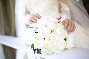 Obraz na płótnie Canvas bridal hands on a wedding bouquet