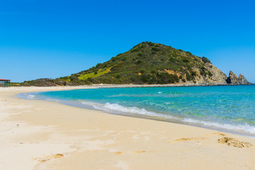 Obraz premium Cala Monte Turno sandy shore on a clear day