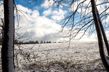 Schneebedecktes Feld an einem Hügel