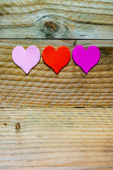 Coeurs sur fond bois vintage, arrière plan saint valentin