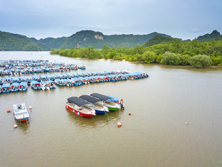 Obraz premium LANGKAWI, MALAYSIA - SEPTEMBER 15, 2017: Boats parking at jetty Tanjung Rhu Beach.