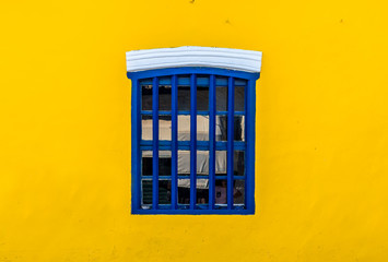 Obraz premium Blue Window in Yellow mall