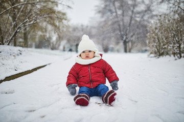 Fototapeta na wymiar Baby girl in stroller in Paris on a day with heavy snow