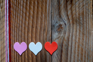 Coeurs couleur sur un fond en bois