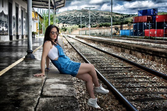 Mujer modera en estación de ferrocarril