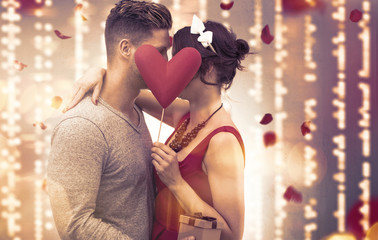 Liebe Verliebtes Paar Pärchen Hintergrund Kuss mit Herz vor Lichtern 